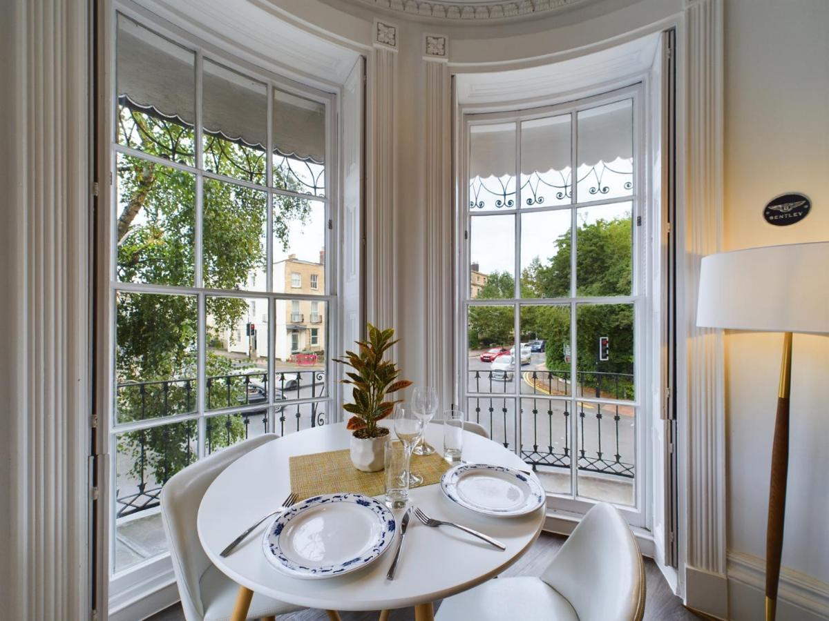 Belle Vue Regency King Size W Free Parking Apartment Cheltenham Exterior photo